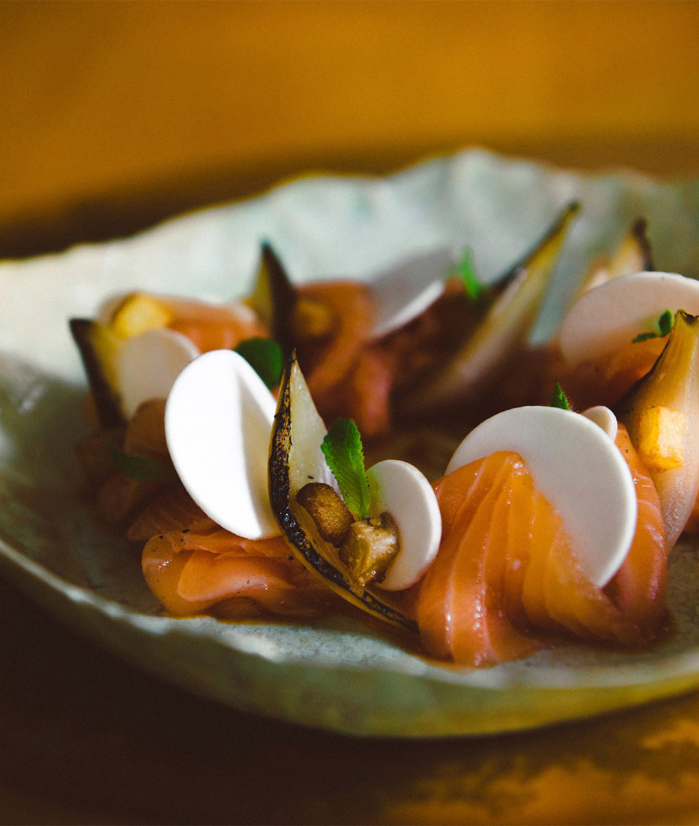 Editorial Fine-Dining-Teller mit regionalen Zutaten